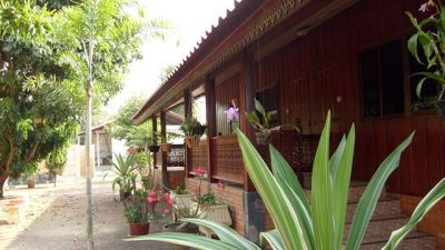 Extensive property suitable for private commercial use