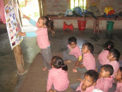 Volunteer in the Sauraha daycare centre 
