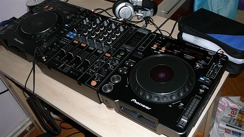 BRAND NEW SET OF 2x Pioneer CDJ-2000 Nexus & 1x PIONEER DJM-900 Nexus at 3000 EUR