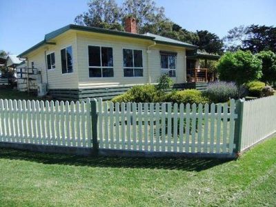 3 bedroom, renovated home on many acres in Rosedale Victoria