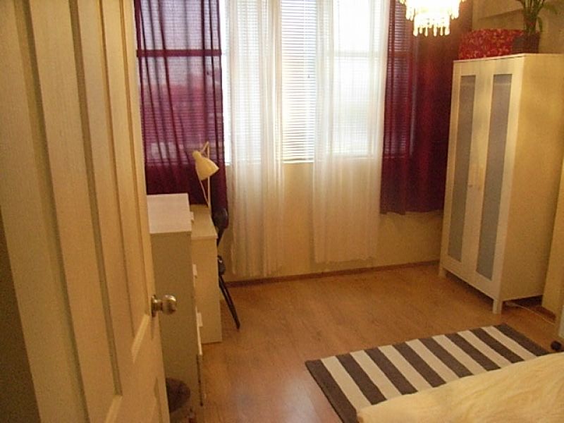 Glebe - Furnished room with city views   $220pw