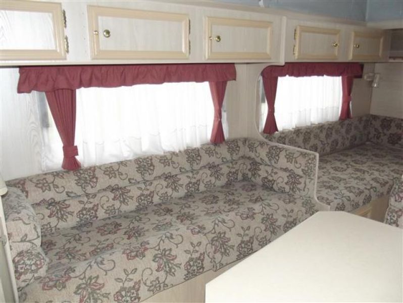 SN1658  2002,RoadStar 17' F/kitchen, Island/bed, 