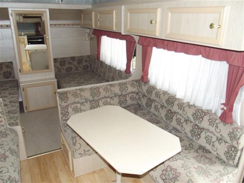 SN1658  2002,RoadStar 17' F/kitchen, Island/bed, 