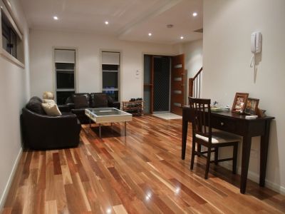 Townhouse in Newington Area