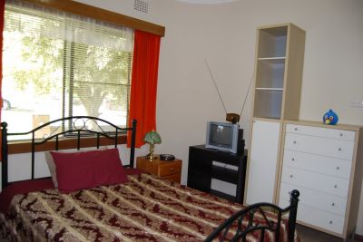 Female own rioom fully furnished, internet, bills included.