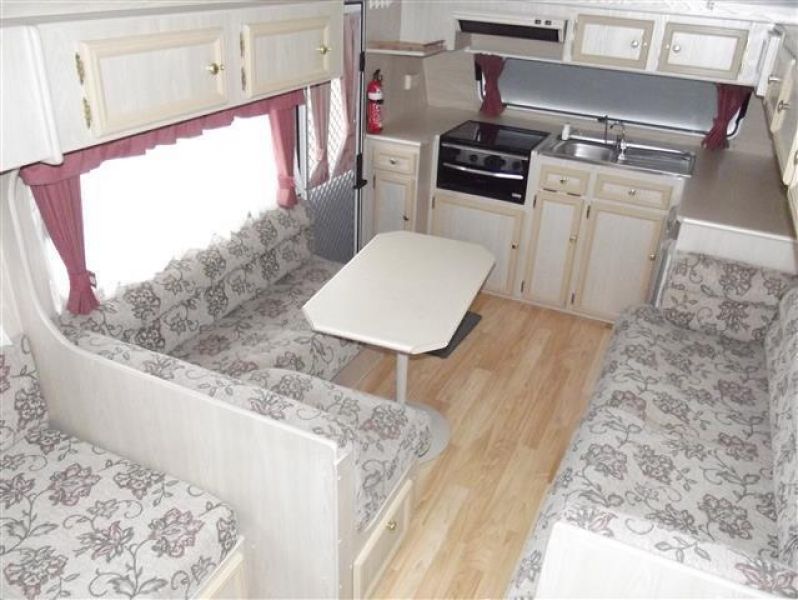 SN1658  2002,RoadStar 17' F/kitchen, Island/bed, 