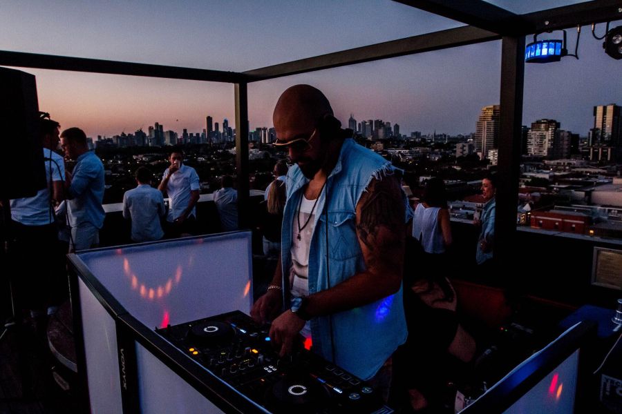 Hire Corporate DJs Melbourne for Throwing an Impressive Classy Party 