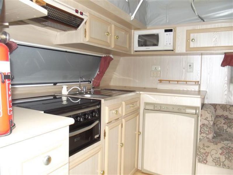 SN1658  2002,RoadStar 17' F/kitchen, Island/bed, 