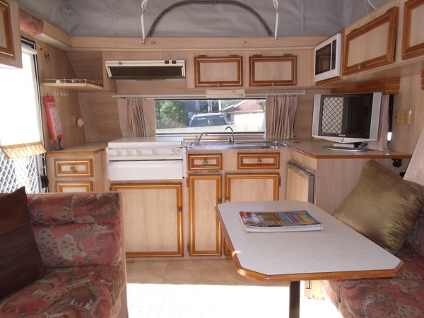 Roadstar 2000 Caravan